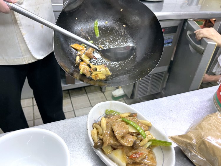 豆板醤や激辛の辣椒大王、あらかじめ作ってある合わせ調味料などを加えてピリ辛に味付け。