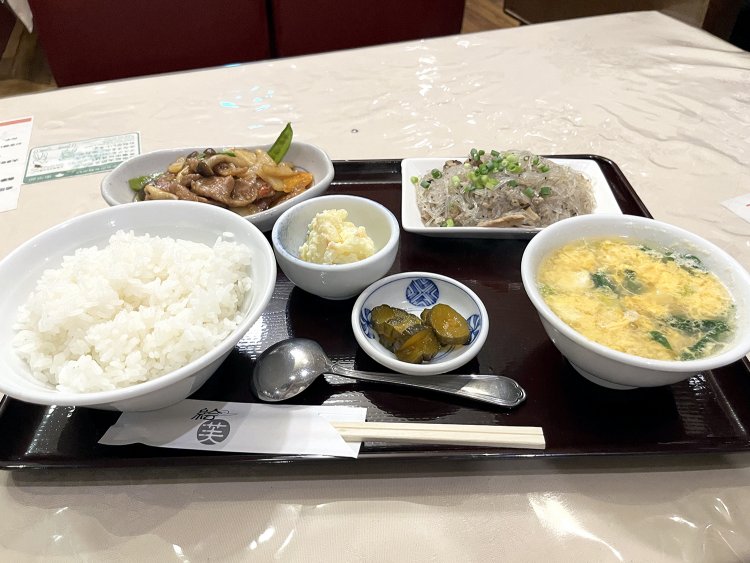 牛肉の四川炒めと春雨炒め定食。おかず２品にご飯、スープ、漬物、オリジナルのポテサラが付く。