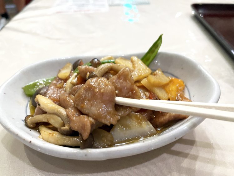 牛肉は柔らか〜く、野菜はシャキシャキ！　ピリ辛で白飯が足りなくなるくらい箸が進む。残ったタレまで食べ尽くしたい。