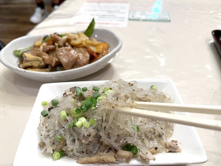 ブラックペッパーが利いた春雨炒め。シンプルだけどあっさり塩味でこれまたご飯がすすむ。