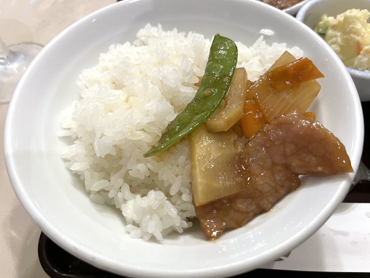 祖母に「お茶碗のご飯を汚さないように食べなさい」と言われて育った筆者だが、この牛肉の四川炒めはこうして食べるべきだと思う。