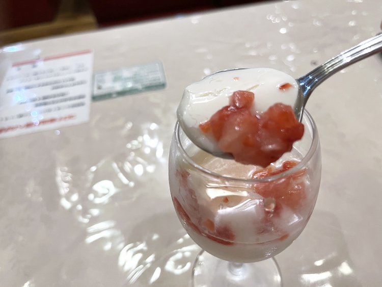 辛味で熱くなった口の中を自家製のアンニン豆腐250円でクールダウン。