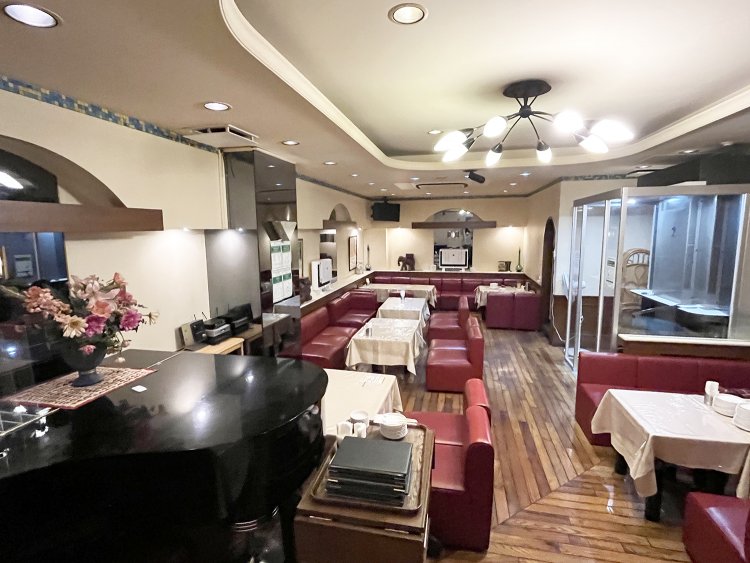 大きなピアノがあり、椅子もフカフカで座りやすく落ち着ける店内。喫煙スペースを完備している。