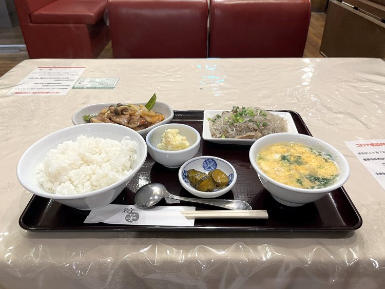 この日のB定食・牛肉の四川炒め＆春雨炒め950円。定番のランチメニューもある。