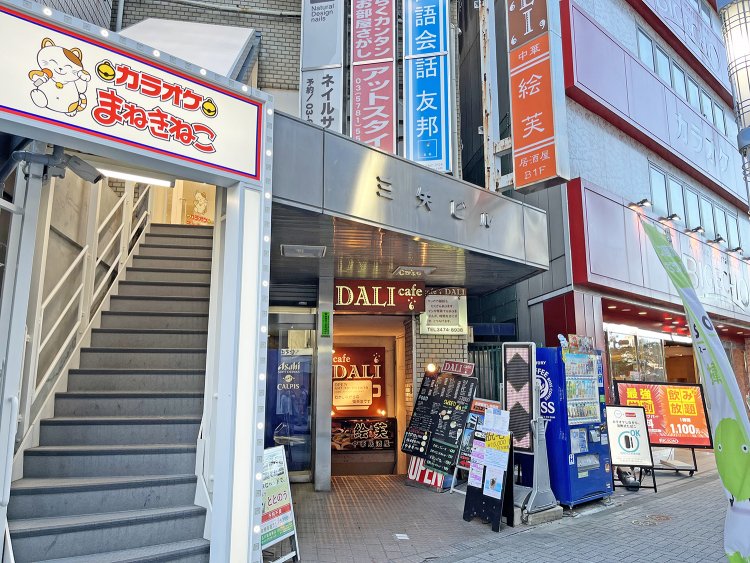 駅前広場を背にして横断歩道を渡り右に入ったところにあるビルの地下1階。