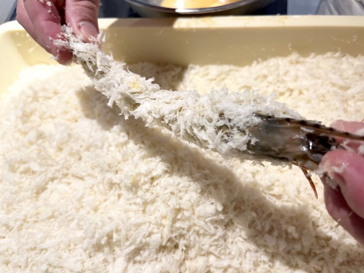 まんべんなくパン粉をまとったエビちゃん。いざ油の中へ。