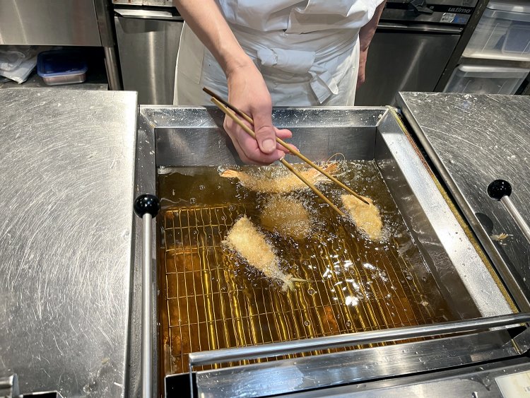 ラードと綿実油をブレンドした175度の油で揚げられる。「この油と温度で揚げるとエビフライの風味や旨味が増すんです」と坂さん。