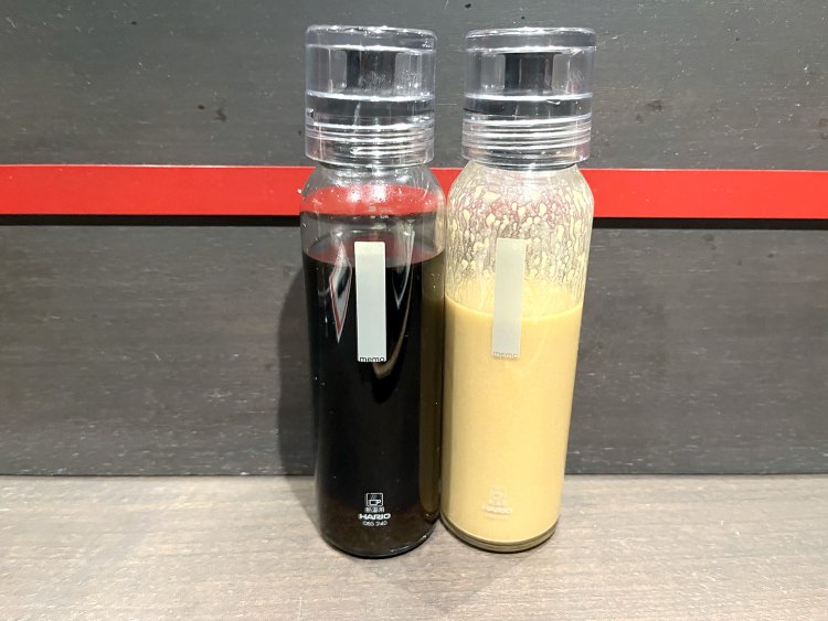 卓上のドレッシングもオリジナル。右はコクのあるゴマのドレッシング、左はあっさりめのゆずドレッシングだ。