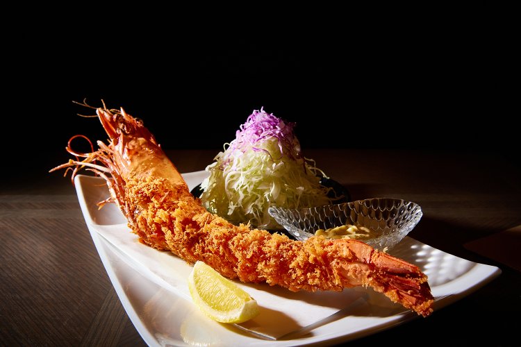 長さ約30cm、重さ約250gの特大サイズ、皇帝エビのリトルジョン。お皿からはみ出すほど大きい！