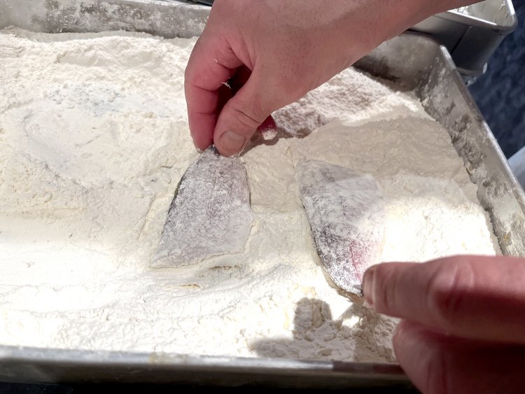 タンパク質が豊富なフライ専用の打ち粉を使用。