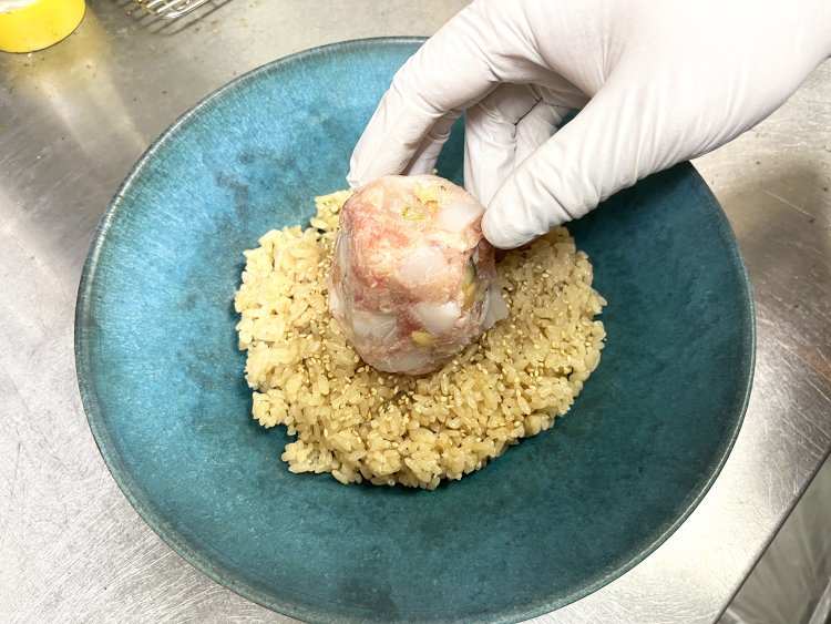 徳島産の煮干しや利尻昆布のだしで炊いた茶飯を使用。いろいろな魚介類を混ぜたものを茶めしの上にこんもり乗せる。