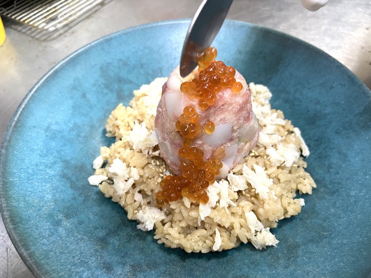 高さはiPhoneを立てたくらい。宝石のようにキラキラ輝くイクラが魚介の山の斜面を滑り落ちる。