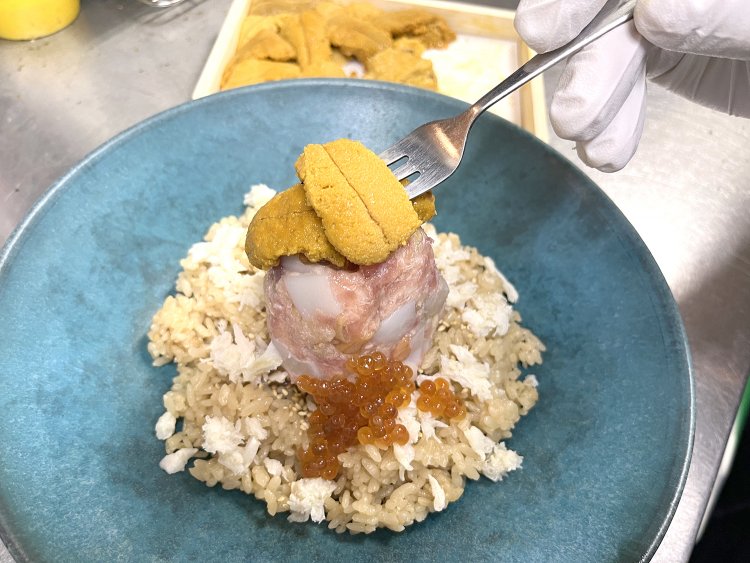 大きめの北海道産ウニが山頂を占拠。贅沢すぎてけしからんぞー！