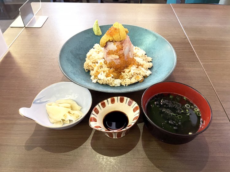 目にも美しい新・海鮮丼 最高1800円。文字通り最高です！