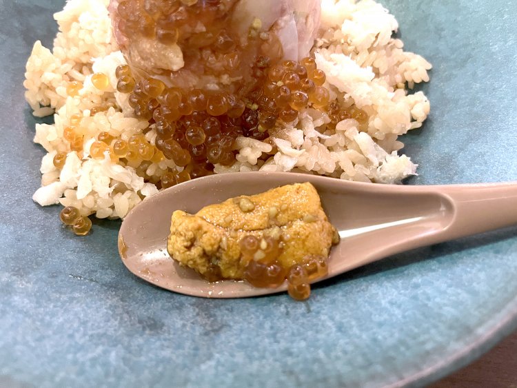 まずはウニとイクラを食べてみる。濃厚で滑らかな食感のウニは口の中ですっと溶けてなくなり、プチッと弾けたイクラが舌の上に磯の香りを広げる。