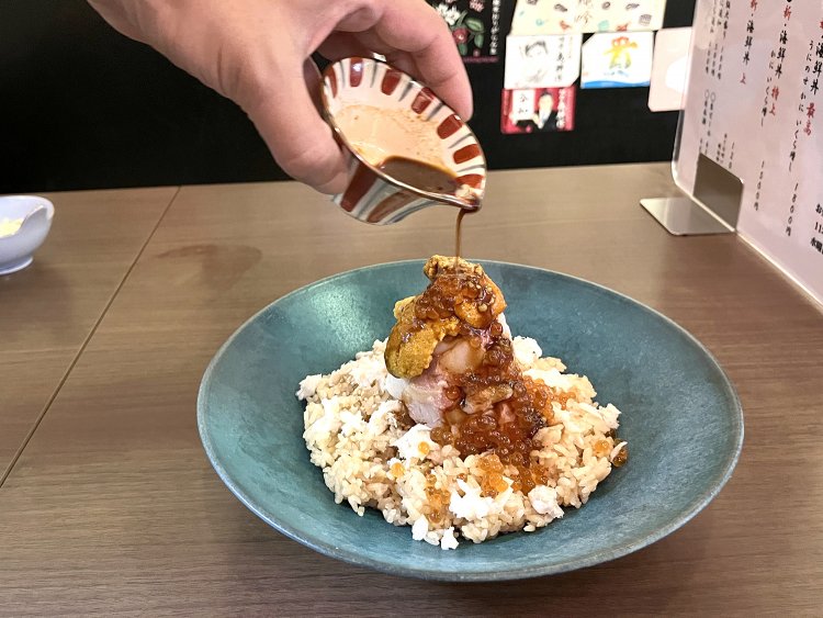 わさび醤油をたっぷりとかけ、ガリも一緒によく混ぜて召し上がれ！