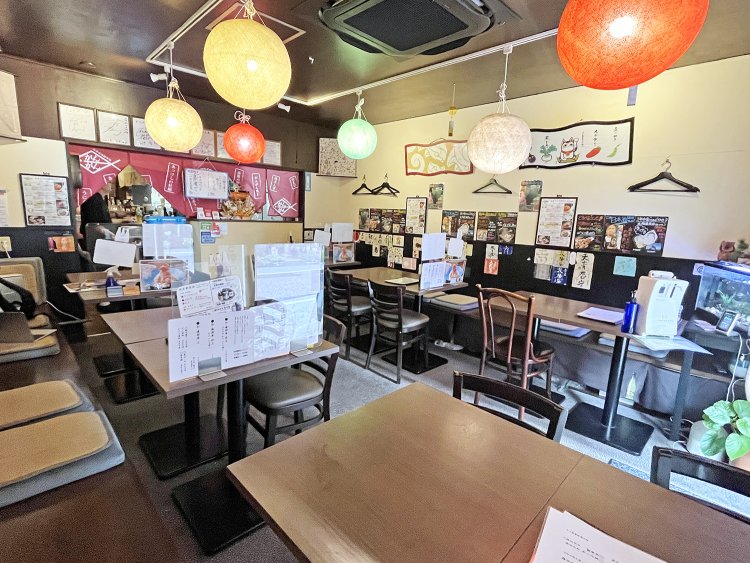 アジアの屋台のようでPOPな店内。