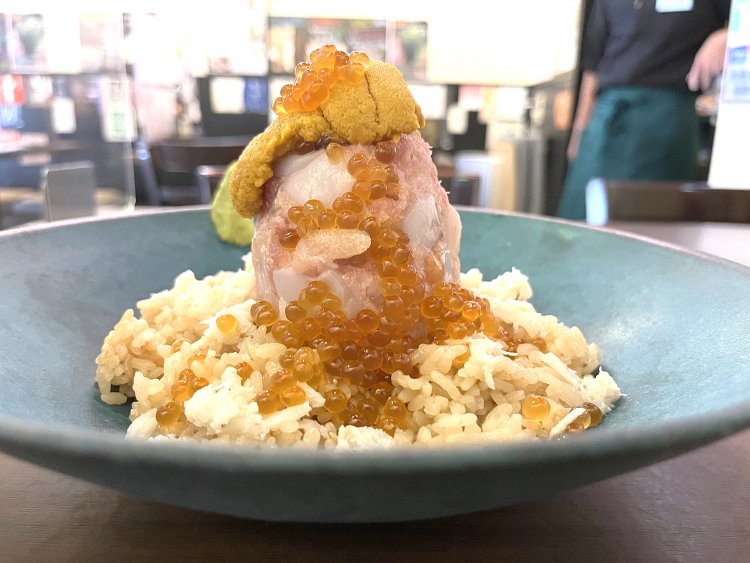 宝石のように輝くイクラが魚介の山の斜面を滑り落ちる。山頂には北海道産のウニ。