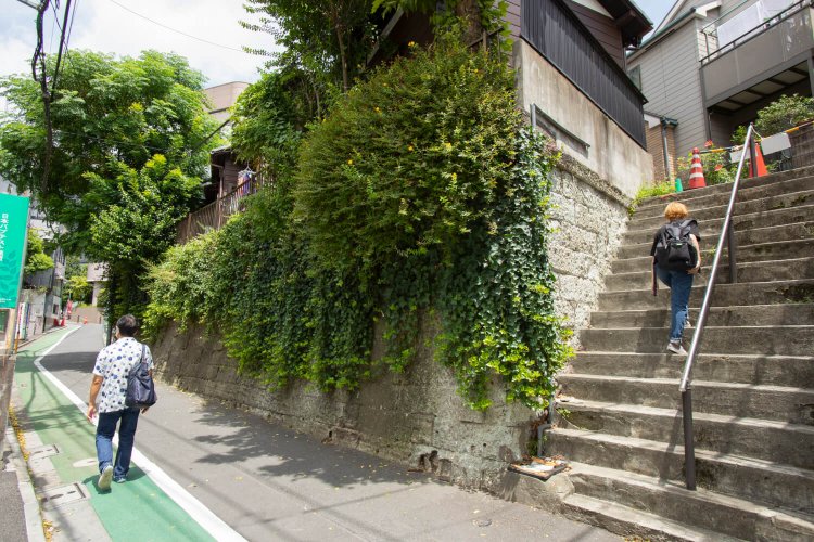 谷を切り崩して造った感が満載の茗荷坂。急勾配の脇道も気になるよね。