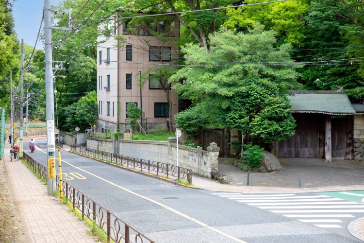 カーブごとに風景が変わる湯立坂は、坂マニアには有名なスポット。