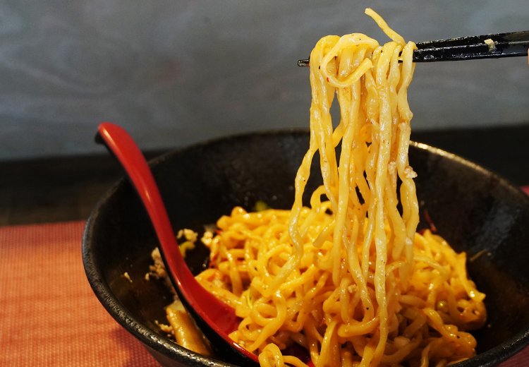 混ぜ込むと麺のツヤっと感がわかる。