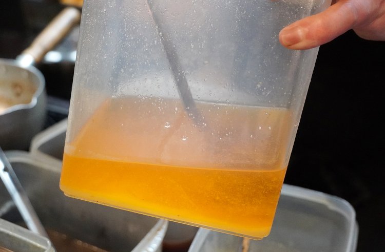 透き通ったオレンジ色でとてもきれい。