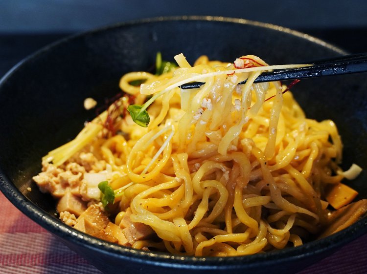 タマネギやかいわれ大根がさわやかなアクセントに。