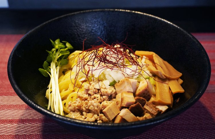 鶏油汁無し醤油は、ボリューミーできれいな盛り付け。