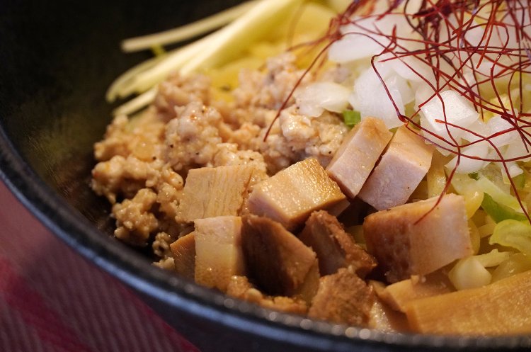 サイコロ状のチャーシューの後ろに鶏そぼろ。