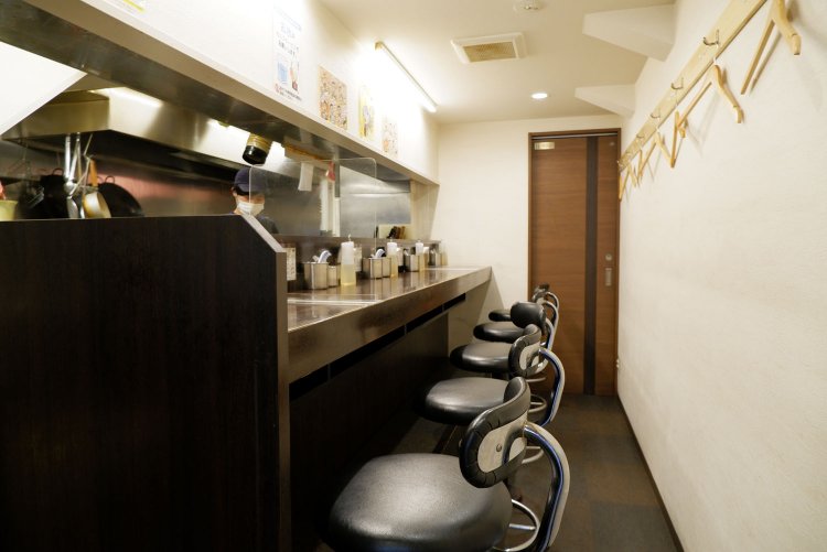 店内はカウンター席を中心に構成。