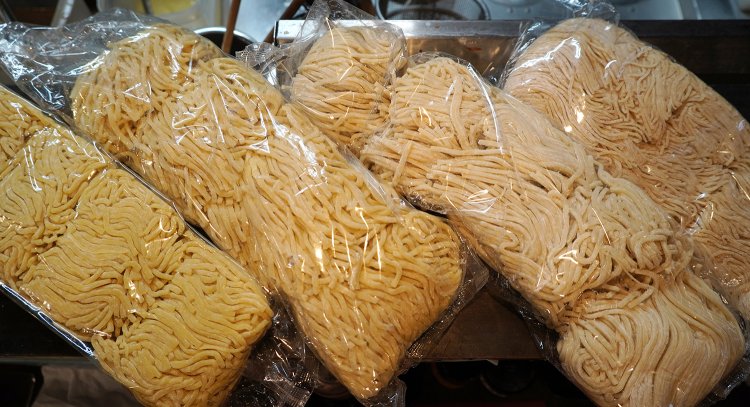 定番は平打の太さ違いのほか、限定で使う麺を含めて4種。油そばは左から2番め。