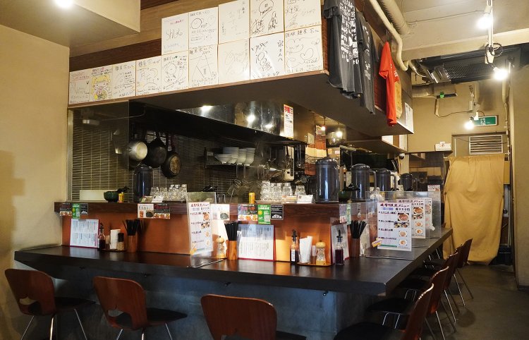 席はカウンターのみ。座ってみると奥行きに余裕があり、意外に広々。