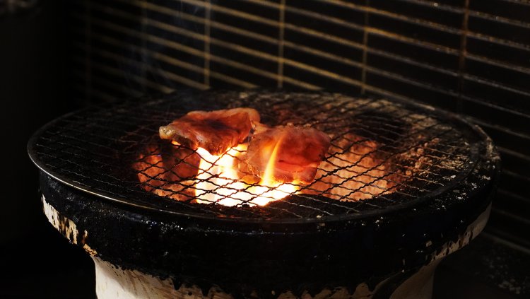 チャーシューはオーダーが入ってから七輪で炭火焼き。店内にはいい香りが充満し、食欲が刺激される！