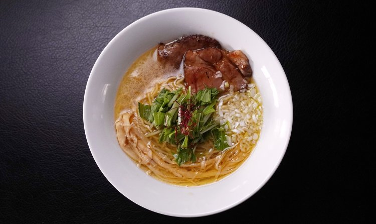 金色塩らぁめん850円。