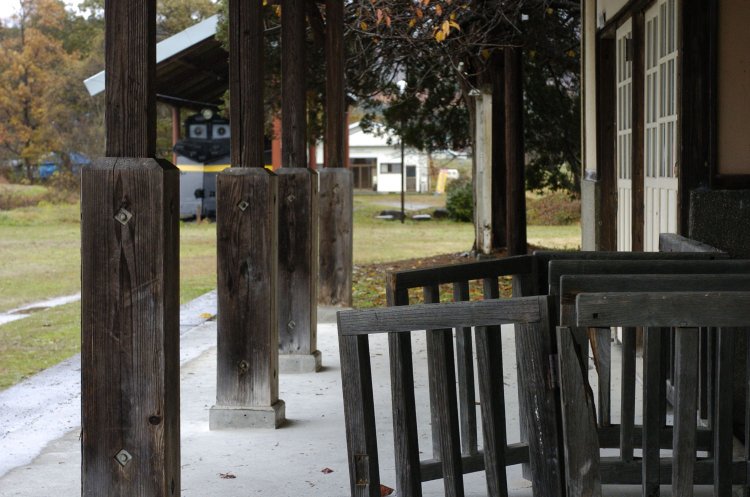 ホームはほぼ現役時代のままとみた。改札口も木枠のままである。2007年11月18日撮影。