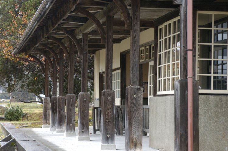 木製のホーム柱。シンプルな構造であるけれど庇部の曲線など手が込んでいる。2007年の訪問時はまだベンチやブランコがなかった。2007年11月18日撮影。