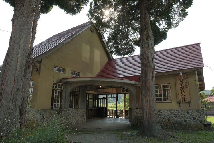 駅舎のエントランス。鉄道の施設というより先生の別荘へ訪れた気分になる。改札口を挟んだ反対側はトイレ。