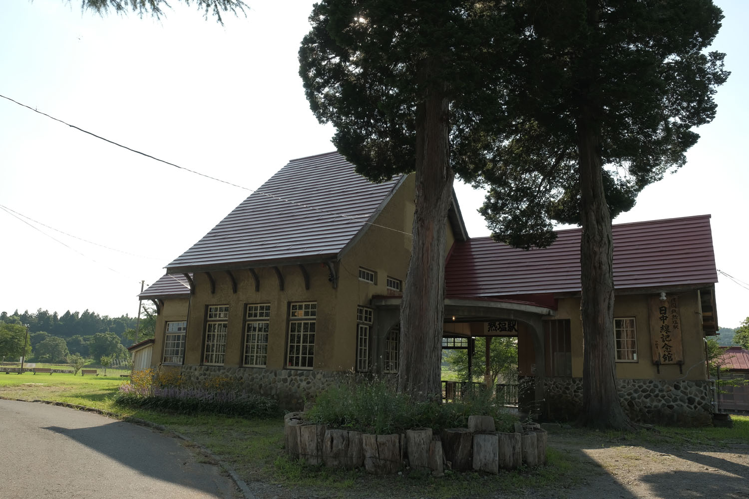 熱塩駅は熱塩温泉郵便局真向かいのちょっと奥まったところにある。欧風の駅舎だ。まるでおしゃれな別荘である。