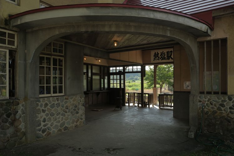 駅舎のエントランスが正面ではなく斜めに広がっているのが珍しいと感じた。奥は改札口。