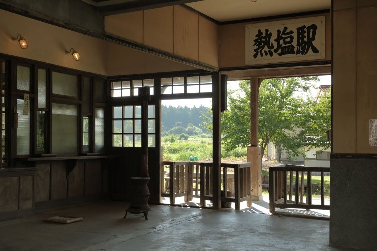 改札口はいまにも駅員さんが現れて改札しそうな空気が残されている。その先が眩い……。