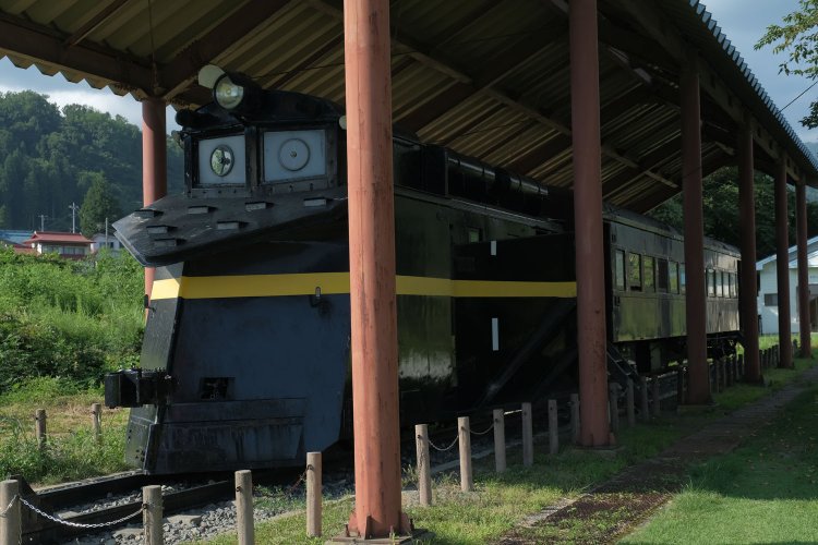 保存車両は構内の奥にいる。除雪車キ100形のキ287。旋回窓が目のように見える。正面から見ると鉄仮面のような、キン肉マンのロビンマスクのような風貌である。