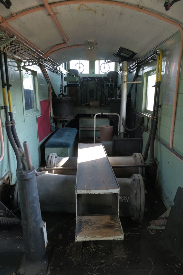 キ287車内。床の筒はウイングを開閉する空気シリンダ。奥の左右の出っ張りはウイングの可動部分でゴツイ。操縦室は一段高くなったところ。そこでウイングなどの操作をする。