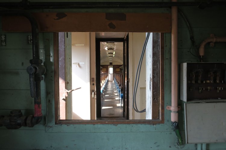 キ287の連結面の窓からオハフ61の客室内を覗く。窓がキャンバスのようで、客車内が一枚の絵画に見えた。