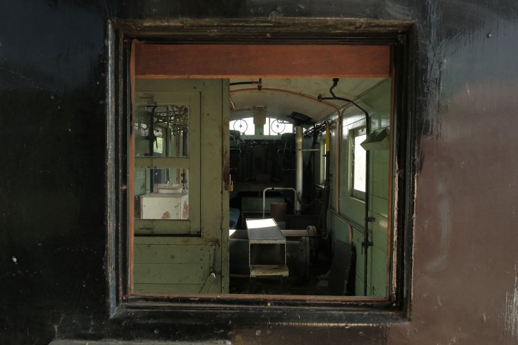 今度はオハフ61のデッキからキ287の操縦室を覗く。こちらは機械という感じで、室内はぎっしりと装置が配置されていた。