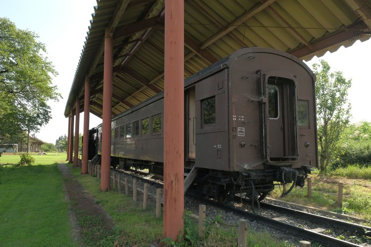 キ287の後ろにはオハフ61形のオハフ61 2752。車内には階段を登ってデッキから入る。２両の保存車両は頑丈な屋根で覆われて、雨雪から守られている。