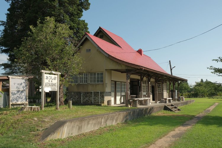 駅舎とホームは一体化した典型的なタイプ。線路ではなく一面の芝生で、別荘の庭という気分になった。駅名標も渋い。春は桜が咲き、一段と美しい姿となる。四季を通じて訪れるのもよい。
