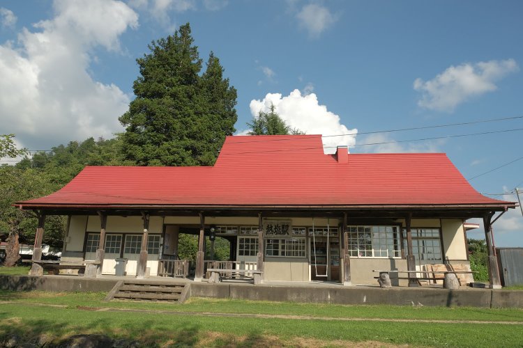 駅舎のブランコはホームの段差があってちょっとしたスリル。ここに列車が来るとかなり絵になるけれど、この姿でもじゅうぶんだ。赤屋根にモルタルの壁、木製の柱、白枠の窓。このコントラストが素敵だ。