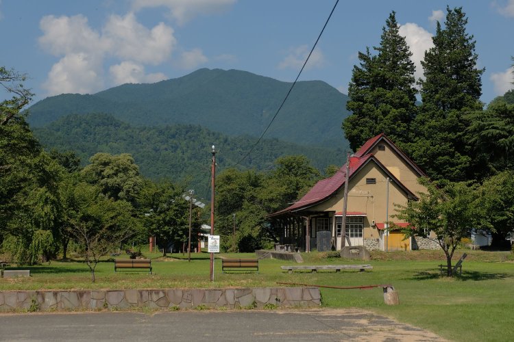 構内は芝生に覆われて開放的な空間となった。訪れたときも親子連れが遊んでいた。木々に囲まれた赤屋根の駅舎は幸せな余生を送っている気がしてきた。背後の山々を越えて米沢に延伸する予定であったという。