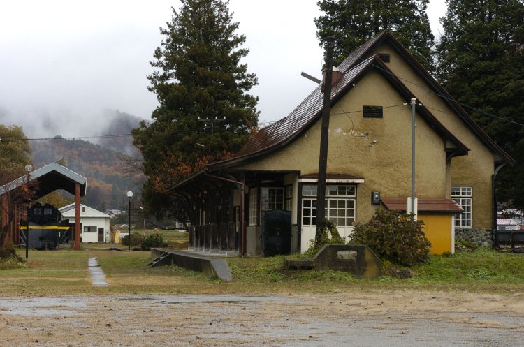 秋の姿はまた魅力的である。緑に覆われた木々が色づき、別荘の秋といった風情だ。天気が悪くても素敵に感じてしまうのはこの駅舎の魅力であろう。2007年11月18日撮影。