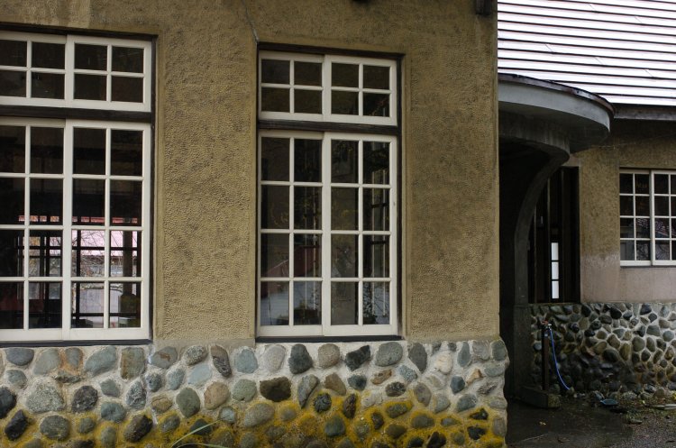 こうして見ると家である。コーヒーの香りが立ち込めてきそうだ。以前、駅舎を管理する地元のお母さんが淹れたコーヒーをワンコインで頂いた。現在もコーヒーは販売しているだろうか。2007年11月18日撮影。